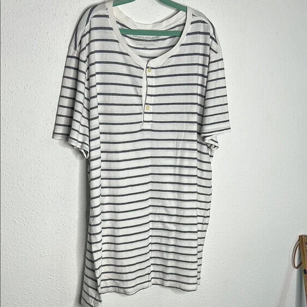 Banana Republic White and Blue Short Sleeve Tee Relaxed Fit
